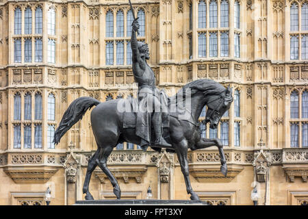 Statue von Richard Coeur de Lion Richard Löwenherz von Carlo Marochetti, Palast von Westminster, London, UK Stockfoto