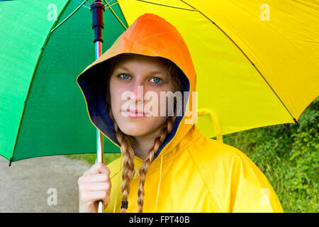 Nachdenklich Mädchen im Regen Stockfoto