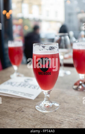 rote Früchte Bier in einem Brewdog-Glas in einer bar Stockfoto