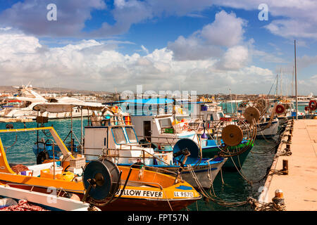 Angelboote/Fischerboote im Hafen von Paphos. Stockfoto