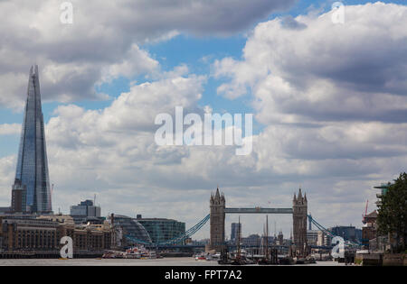 Zeigen Sie auf der Themse mit Blick auf die Tower Bridge und der Shard an Stockfoto