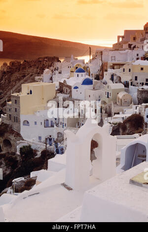 Aussicht von Oia bei Sonnenuntergang, Santorini, Griechenland Stockfoto