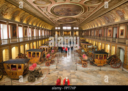 Portugal, Lissabon, das Nationale Kutschenmuseum Innenraum - Museu Nacional Dos Coches, Belém Palast, historischer Kutschen, Busse Stockfoto