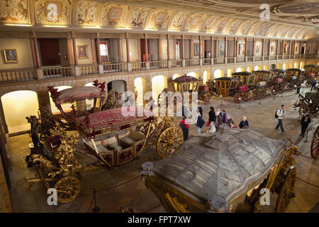 Das Nationale Kutschenmuseum Innenraum - Museu Nacional Dos Coches, Belem, Lissabon, Portugal, historischer Kutschen, Busse Stockfoto