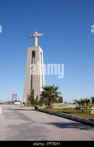 Christus König (Cristo Rei)-Denkmal in Almada, Portugal, nationales Heiligtum Stockfoto