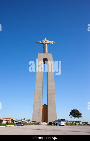 Christus König (Cristo Rei)-Denkmal in Almada, Portugal, nationales Heiligtum Stockfoto