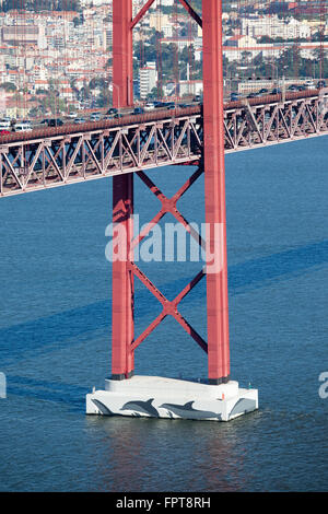 Die 25 de Abril Brücke Hängebrücke über Tejo (Tejo) in Lissabon, Portugal, Pylon, Turm Detail, Nahaufnahme Stockfoto