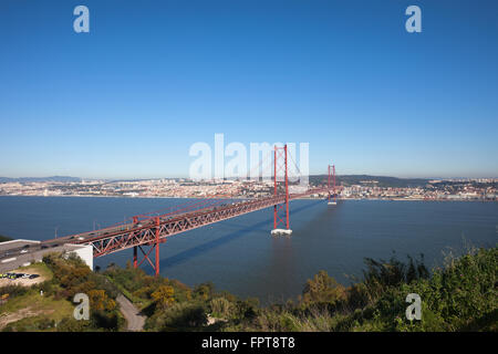 Die 25 de Abril Brücke Aussetzung zu überbrücken, zwischen Lissabon und Almada in Portugal, Tejo (Tejo) Stockfoto