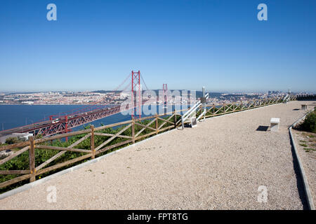 Oberen Hügel Gasse in Almada, Blick über 25 de Abril Brücke zwischen Lissabon und Almada in Portugal Stockfoto