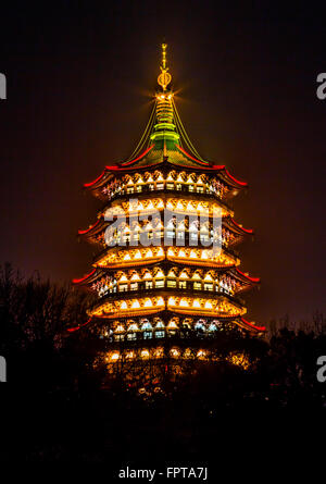 Lei Feng Pagode Nacht West Lake Hangzhou Zhejiang China.  Pagode wurde 963 n. Chr. errichtet. Stockfoto