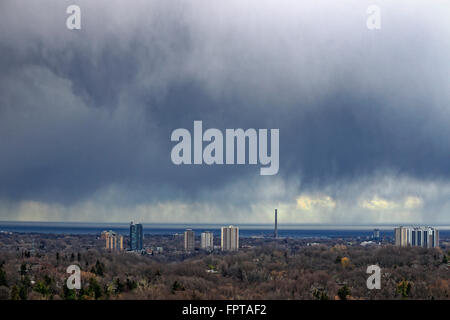 Stürmischen Wolken mit Regen bewegen Kreuz Ost Toronto und Lake Ontario im zeitigen Frühjahr Stockfoto