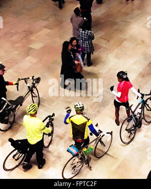 Radfahrer-Gruppe im Grand Concourse, Grand Central Terminal, NYC, USA Stockfoto