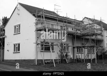 Zugang Gerüste auf einem kleinen britischen Wohnung Wohnblock. März 2016 Stockfoto