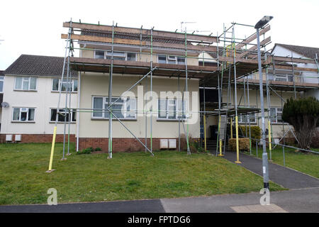 Zugang Gerüste auf einem kleinen britischen Wohnung Wohnblock. März 2016 Stockfoto