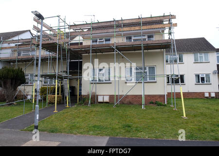 Zugang Gerüste auf einem kleinen britischen Wohnung Wohnblock. März 2016 Stockfoto