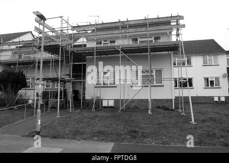 Zugang Gerüste auf einem kleinen britischen Wohnung Wohnblock. März 2016 Stockfoto