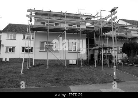 Zugang Gerüste auf einem kleinen britischen Wohnung Wohnblock. März 2016 Stockfoto