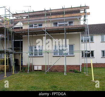 Zugang Gerüste auf einem kleinen britischen Wohnung Wohnblock. März 2016 Stockfoto