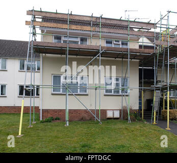 Zugang Gerüste auf einem kleinen britischen Wohnung Wohnblock. März 2016 Stockfoto