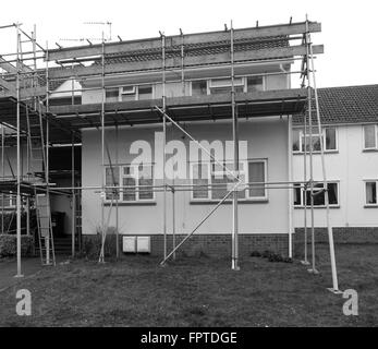 Zugang Gerüste auf einem kleinen britischen Wohnung Wohnblock. März 2016 Stockfoto