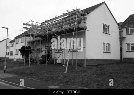 Zugang Gerüste auf einem kleinen britischen Wohnung Wohnblock. März 2016 Stockfoto