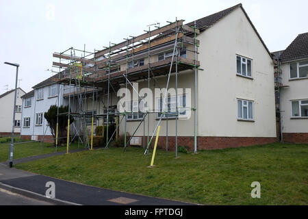 Zugang Gerüste auf einem kleinen britischen Wohnung Wohnblock. März 2016 Stockfoto