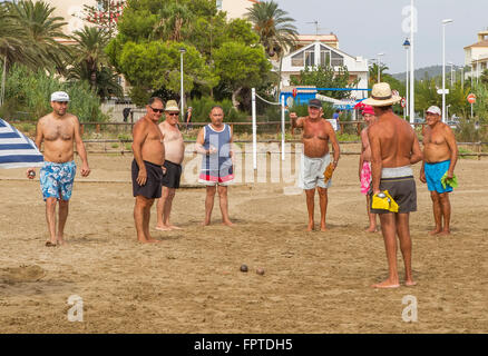 Alcossebre, Spanien-09-09, 2013: die Eroberung der unrated Spiele Boccia unter Familien Alcasebre, Ferienort in Spanien Stockfoto