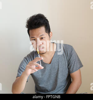 Drug addict Mann mit Spritze in der hand Stockfoto