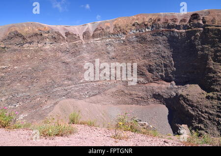 beeindruckende Aussicht auf den Krater des Vulkans Vesuv, Kampanien in Italien Stockfoto