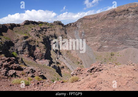 beeindruckende Aussicht auf den Krater des Vulkans Vesuv, Kampanien in Italien Stockfoto