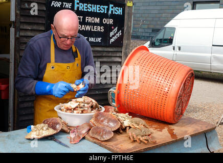 Hastings fisherman Vorbereitung Crab Claws auf dem Stade, Strandpromenade von Hastings, East Sussex, England, UK, GB Stockfoto