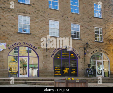 Geschäfte in einer umgebauten Mühle am in Hebden Bridge, Yorkshire, einer kleinen Stadt, die eine touristische in den Pennines, UK Destination. Stockfoto