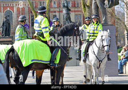 London, England, Vereinigtes Königreich. Berittene Polizei Offiziere in Parliament Square, Westminster Stockfoto