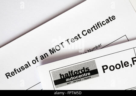 Ablehnung eines MOT-Test-Zertifikat von Halfords Autocentre Poole Stockfoto