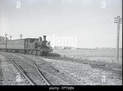 Nicht identifizierte O2 Klasse 0-4-4 t Zug auf Smallbrook Junction auf der Isle Of Wight Stockfoto