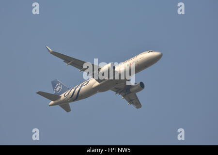 Middle East Airlines Skyteam Airbus A320-214(WL) T7-MRD Abflug vom Flughafen Heathrow, London, UK Stockfoto