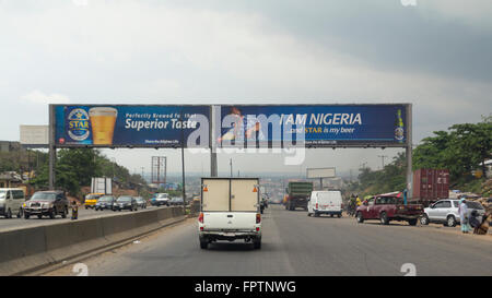 LAGOS, NIGERIA - 11. Mai 2012: Stau in einer nigerianischen Autobahn in der Nähe von Lagos, die größte Stadt in Nigeria Stockfoto