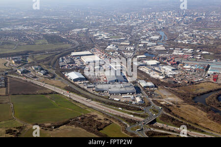 Luftbild von Industrieanlagen und Fabriken in Stourton an Kreuzung 44 der M1, East Leeds, UK Stockfoto