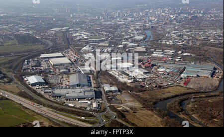 Luftbild von Industrieanlagen und Fabriken in Stourton an Kreuzung 44 der M1, East Leeds, UK Stockfoto