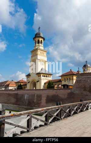 Alba Iulia, Rumänien - 13. März 2016: Eingang zur Krönung Kathedrale in Alba Iulia, Rumänien Stockfoto