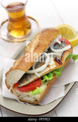 Makrele Fisch-Sandwich und einem Glas Tee, türkische Küche Stockfoto