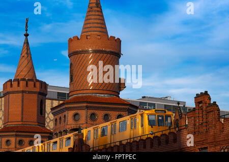 Deutschland, Berlin, Oberbaumbrücke Brücke, dass Links Kreuzberg und Friedrichshain Bezirke über die Spree. Die Oberbaum Stockfoto