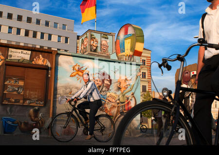 Deutschland, Berlin. Fahrräder. Einen entspannten Nachmittag auf dem Rasen von der East Side Gallery entlang der Spree. Die East Side Gallery ist ein Stockfoto