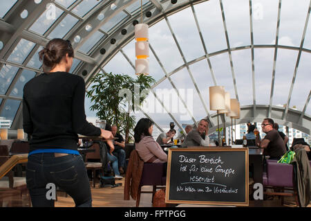 Menschen in einem Restaurant im Luxuskaufhaus KaDeWe Berlin Deutschland. Berlins Kaufhaus bekannteste Marke Stockfoto