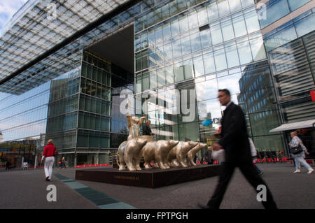 Goldenen Buddy Bär Quadriga auf dem Hof des Neues Kranzler Eck-Einkaufszentrum, Kurfürstendamm City West, Charlottenburg Stockfoto