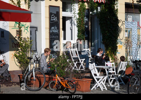 Bar und Restaurant Caramello Eis & Pizza Prenzlauer Berg. Typische Straßenszene Prenzlauer Berg: Café / bar Elis Caramello, Berli Stockfoto