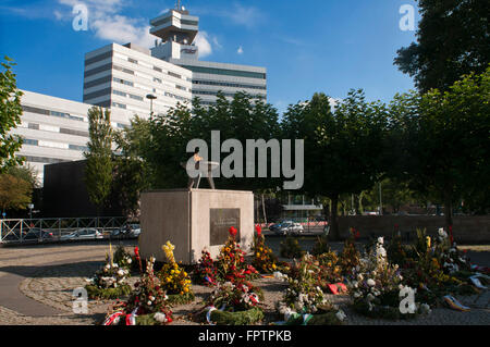 Denkmal mit einer ewigen Flamme und die Worte Freiheit Recht Friede, Deutsch für Freiheit Recht Frieden, Denkmal für die deutschen. Der Th Stockfoto