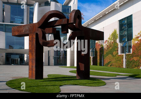 Eduardo Chillidas Skulptur im Büro des Bundeskanzlers in Berlin. Kanzleramt. Kunst am Bau im Keim Stockfoto