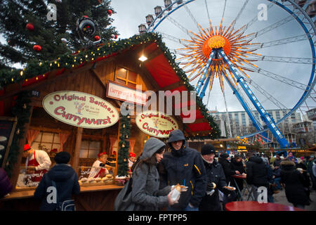 Riesenrad und Currywurst auf dem Weihnachtsmarkt vor dem Neptunbrunnen Brunnen, Alexanderplatz, Berlin. Snack-Bar am Stockfoto