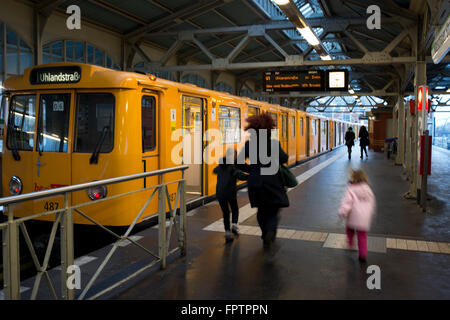 U-Bahn Station Schlesisches Tor, Kreuzberg, Berlin. Bahnhof Berlin Warschauer Straﬂe Bahnhof Berlin Deutschland. Warschaue Stockfoto